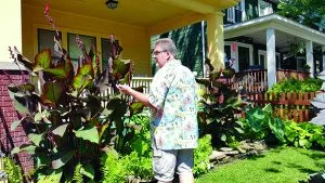 Councilman Kenny Thompkins visits Black Squirrel Garden Walk. 
