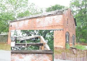 Close-up (inset) of the sorry state of the Carriage Barn. Sorry to say, it's condemned to rubble, unless the city acts fast to convince State Parks that it must be saved.